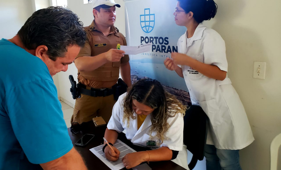 O Pátio de Triagem do Porto de Paranaguá foi sede nesta quarta-feira (04) da primeira edição do Porto em Ação em 2020. Organizado e coordenado pela empresa pública Portos do Paraná, o evento mensal leva até os caminhoneiros serviços e cuidados com a saúde, vacinação, orientação espiritual e palestras sobre trânsito e segurança. Foto: Portos do Paraná