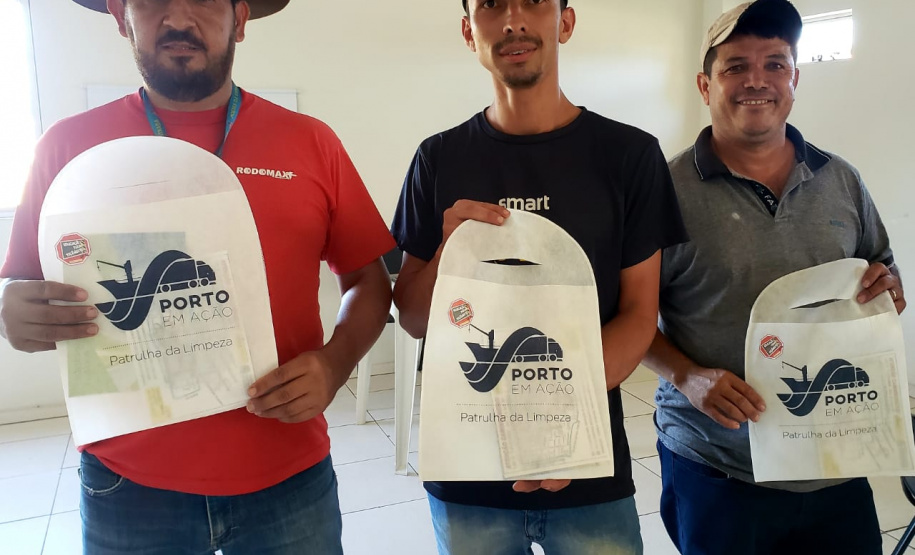 O Pátio de Triagem do Porto de Paranaguá foi sede nesta quarta-feira (04) da primeira edição do Porto em Ação em 2020. Organizado e coordenado pela empresa pública Portos do Paraná, o evento mensal leva até os caminhoneiros serviços e cuidados com a saúde, vacinação, orientação espiritual e palestras sobre trânsito e segurança. Foto: Portos do Paraná