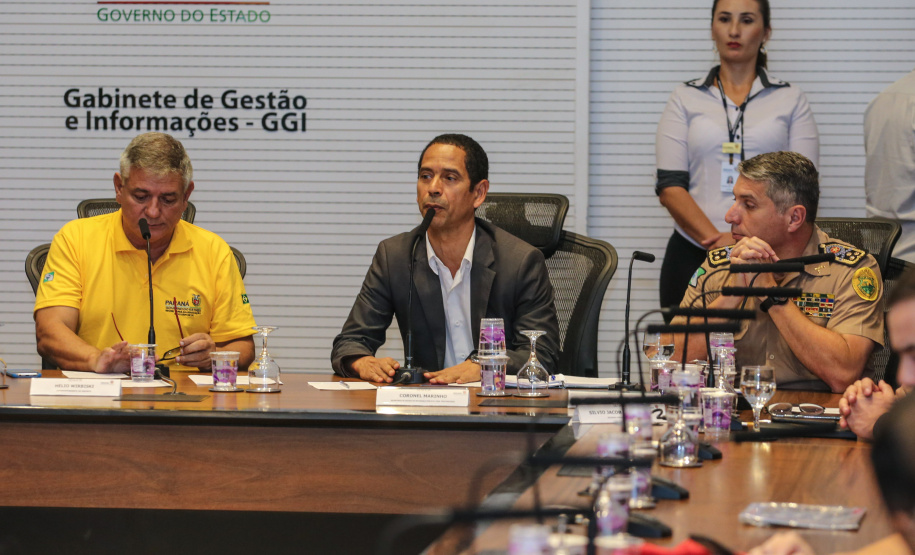 O Governador Carlos Massa Ratinho Junior acompanha nesta quarta-feira (4), o balanço das ações e dos atendimentos feitos durante a temporada Verão Maior 2019/2020, no Litoral e no Interior do Estado. Acompanhado do o secretário da Segurança Pública, Romulo Marinho, coordenador do Verão Maior.   Curitiba, 04/03/2020 - Foto: Geraldo Bubniak/AEN
