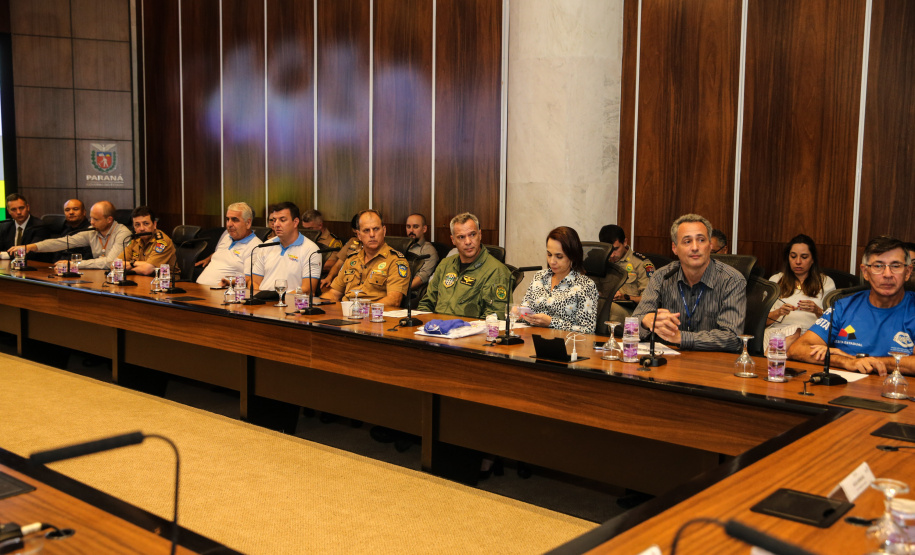 O Governador Carlos Massa Ratinho Junior acompanha nesta quarta-feira (4), o balanço das ações e dos atendimentos feitos durante a temporada Verão Maior 2019/2020, no Litoral e no Interior do Estado. Acompanhado do o secretário da Segurança Pública, Romulo Marinho, coordenador do Verão Maior.   Curitiba, 04/03/2020 - Foto: Geraldo Bubniak/AEN