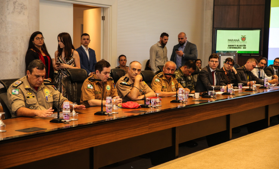 O Governador Carlos Massa Ratinho Junior acompanha nesta quarta-feira (4), o balanço das ações e dos atendimentos feitos durante a temporada Verão Maior 2019/2020, no Litoral e no Interior do Estado. Acompanhado do o secretário da Segurança Pública, Romulo Marinho, coordenador do Verão Maior.   Curitiba, 04/03/2020 - Foto: Geraldo Bubniak/AEN