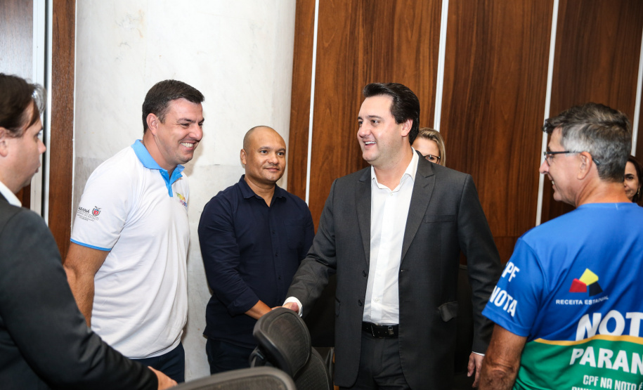 O Governador Carlos Massa Ratinho Junior acompanha nesta quarta-feira (4), o balanço das ações e dos atendimentos feitos durante a temporada Verão Maior 2019/2020, no Litoral e no Interior do Estado. Acompanhado do o secretário da Segurança Pública, Romulo Marinho, coordenador do Verão Maior.   Curitiba, 04/03/2020 - Foto: Geraldo Bubniak/AEN