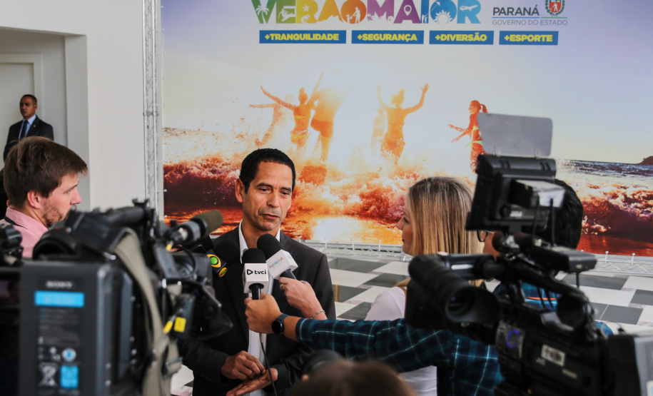 O Governador Carlos Massa Ratinho Junior acompanha nesta quarta-feira (4), o balanço das ações e dos atendimentos feitos durante a temporada Verão Maior 2019/2020, no Litoral e no Interior do Estado. Acompanhado do o secretário da Segurança Pública, Romulo Marinho, coordenador do Verão Maior.   Curitiba, 04/03/2020 - Foto: Geraldo Bubniak/AEN