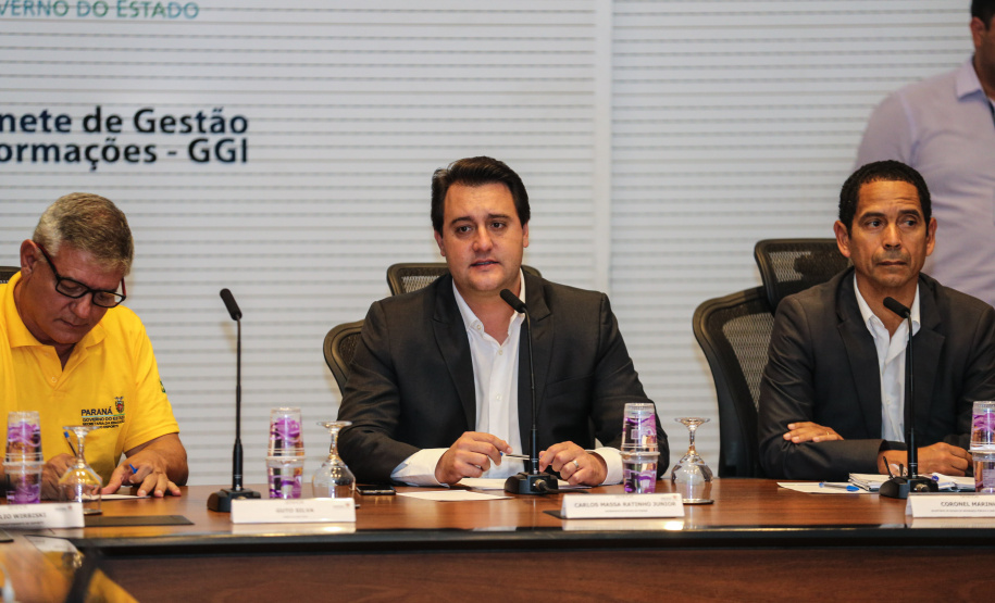 O Governador Carlos Massa Ratinho Junior acompanha nesta quarta-feira (4), o balanço das ações e dos atendimentos feitos durante a temporada Verão Maior 2019/2020, no Litoral e no Interior do Estado. Acompanhado do o secretário da Segurança Pública, Romulo Marinho, coordenador do Verão Maior.   Curitiba, 04/03/2020 - Foto: Geraldo Bubniak/AEN