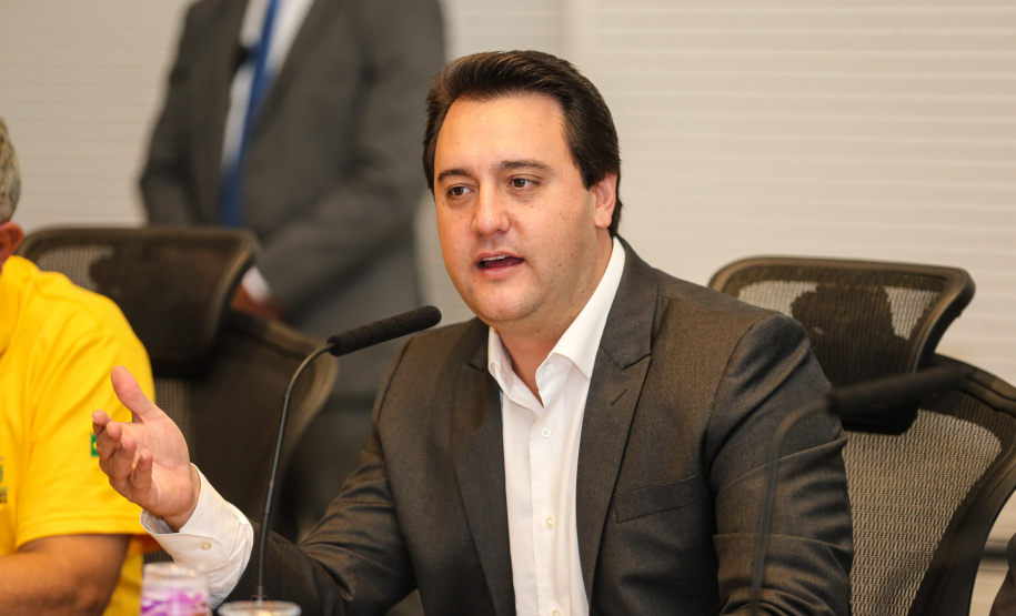 O Governador Carlos Massa Ratinho Junior acompanha nesta quarta-feira (4), o balanço das ações e dos atendimentos feitos durante a temporada Verão Maior 2019/2020, no Litoral e no Interior do Estado. Acompanhado do o secretário da Segurança Pública, Romulo Marinho, coordenador do Verão Maior.   Curitiba, 04/03/2020 - Foto: Geraldo Bubniak/AEN