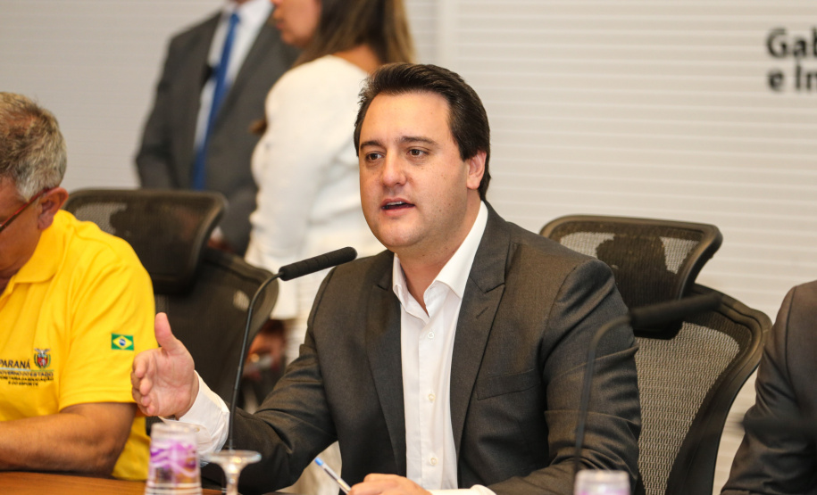 O Governador Carlos Massa Ratinho Junior acompanha nesta quarta-feira (4), o balanço das ações e dos atendimentos feitos durante a temporada Verão Maior 2019/2020, no Litoral e no Interior do Estado. Acompanhado do o secretário da Segurança Pública, Romulo Marinho, coordenador do Verão Maior.   Curitiba, 04/03/2020 - Foto: Geraldo Bubniak/AEN