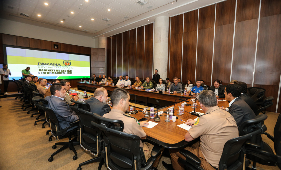 O Governador Carlos Massa Ratinho Junior acompanha nesta quarta-feira (4), o balanço das ações e dos atendimentos feitos durante a temporada Verão Maior 2019/2020, no Litoral e no Interior do Estado. Acompanhado do o secretário da Segurança Pública, Romulo Marinho, coordenador do Verão Maior.   Curitiba, 04/03/2020 - Foto: Geraldo Bubniak/AEN