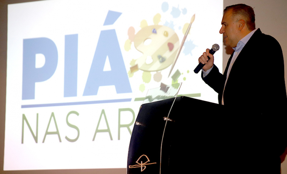 O secretário da Justiça, Família e Trabalho (Ney Leprevost) e a diretora-presidente do Museu Oscar Niemayer, Juliana Vosnika, assinaram nesta quarta-feira (04/03) termo de compromisso para a implantação do programa Piá nas Artes, que vai beneficiar crianças e adolescentes em situação de acolhimento, socioeducação, comunidades indígenas, povos tradicionais e quilombolas.  Foto:SEJUF