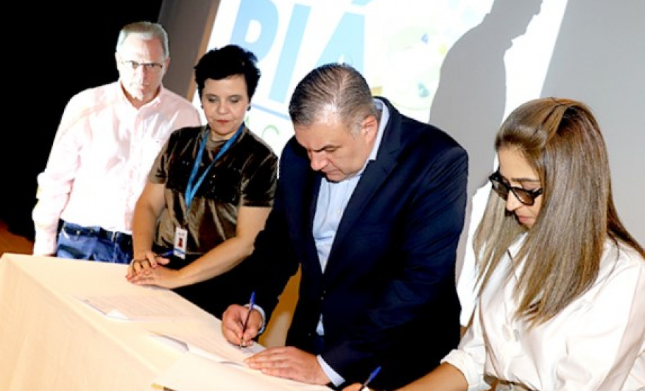 O secretário da Justiça, Família e Trabalho (Ney Leprevost) e a diretora-presidente do Museu Oscar Niemayer, Juliana Vosnika, assinaram nesta quarta-feira (04/03) termo de compromisso para a implantação do programa Piá nas Artes, que vai beneficiar crianças e adolescentes em situação de acolhimento, socioeducação, comunidades indígenas,