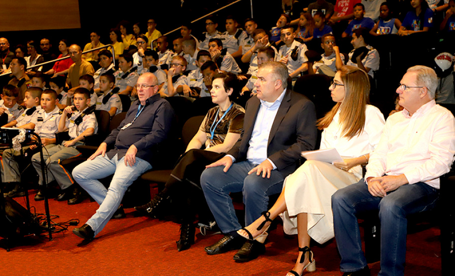 O secretário da Justiça, Família e Trabalho (Ney Leprevost) e a diretora-presidente do Museu Oscar Niemayer, Juliana Vosnika, assinaram nesta quarta-feira (04/03) termo de compromisso para a implantação do programa Piá nas Artes, que vai beneficiar crianças e adolescentes em situação de acolhimento, socioeducação, comunidades indígenas,