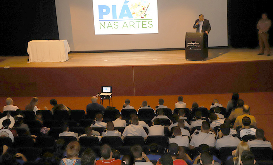 O secretário da Justiça, Família e Trabalho (Ney Leprevost) e a diretora-presidente do Museu Oscar Niemayer, Juliana Vosnika, assinaram nesta quarta-feira (04/03) termo de compromisso para a implantação do programa Piá nas Artes, que vai beneficiar crianças e adolescentes em situação de acolhimento, socioeducação, comunidades indígenas,