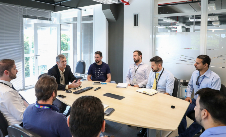A Celepar e o Parque Tecnológico Itaipu (PTI) vão estreitar sua parceria para o desenvolvimento de ações em áreas como inteligência de dados e inteligência artificial. O presidente da Celepar, Leandro Moura, reuniu-se com o diretor-superintendente do PTI, Eduardo Garrido, e deu início às tratativas para ampliar as soluções elaboradas pelas empresas. Foto: Celepar