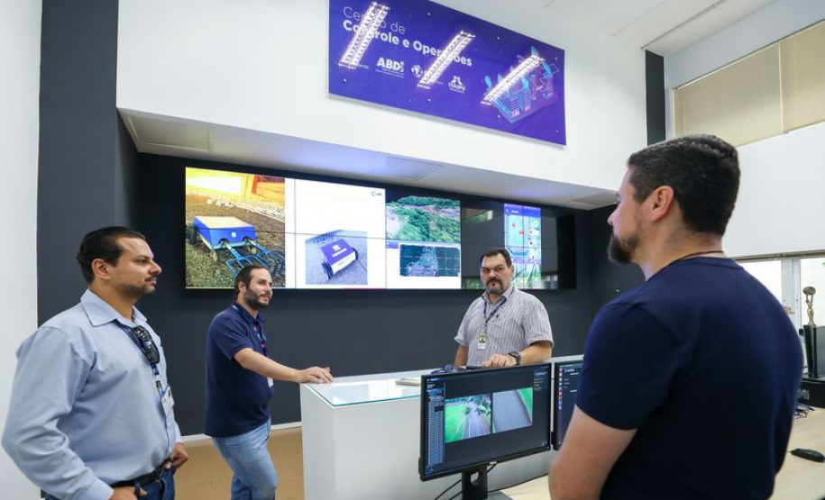 A Celepar e o Parque Tecnológico Itaipu (PTI) vão estreitar sua parceria para o desenvolvimento de ações em áreas como inteligência de dados e inteligência artificial. O presidente da Celepar, Leandro Moura, reuniu-se com o diretor-superintendente do PTI, Eduardo Garrido, e deu início às tratativas para ampliar as soluções elaboradas pelas empresas. Foto: Celepar