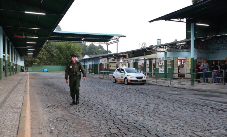 A Coordenação da Região Metropolitana de Curitiba (Comec), em parceria com as empresas operadoras do sistema, identificou quais terminais metropolitanos têm maior incidência de situações como vandalismo, pessoas que não pagam a passagem (fura-catracas), pequenos furtos e até mesmo uso de drogas no interior desses espaços. O objetivo é a contratação de empresas privadas para atuar nos terminais. Foto: Comec