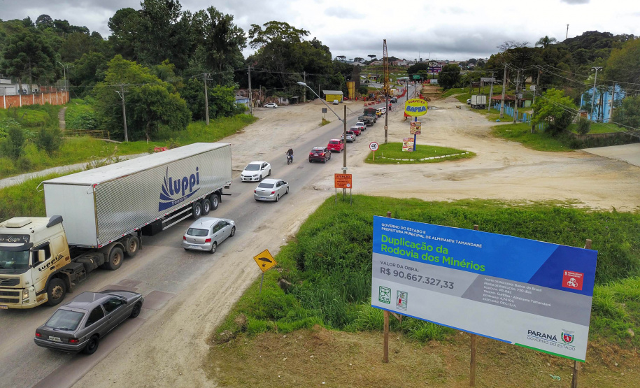 Depois de mais de 30 anos de espera pela população, as obras de duplicação da PR-092, a Rodovia dos Minérios, estão saindo do papel. O governador Carlos Massa Ratinho Junior vistoriou as obras nesta quinta-feira (05), no trecho entre Curitiba e Almirante Tamandaré.