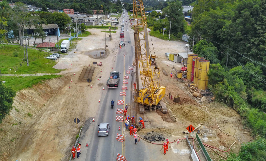 Depois de mais de 30 anos de espera pela população, as obras de duplicação da PR-092, a Rodovia dos Minérios, estão saindo do papel. O governador Carlos Massa Ratinho Junior vistoriou as obras nesta quinta-feira (05), no trecho entre Curitiba e Almirante Tamandaré.
