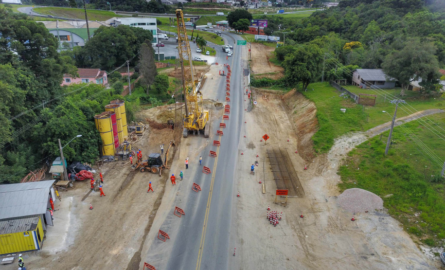 Depois de mais de 30 anos de espera pela população, as obras de duplicação da PR-092, a Rodovia dos Minérios, estão saindo do papel. O governador Carlos Massa Ratinho Junior vistoriou as obras nesta quinta-feira (05), no trecho entre Curitiba e Almirante Tamandaré.