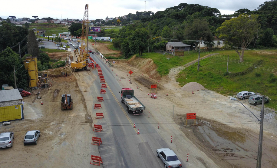 Depois de mais de 30 anos de espera pela população, as obras de duplicação da PR-092, a Rodovia dos Minérios, estão saindo do papel. O governador Carlos Massa Ratinho Junior vistoriou as obras nesta quinta-feira (05), no trecho entre Curitiba e Almirante Tamandaré.