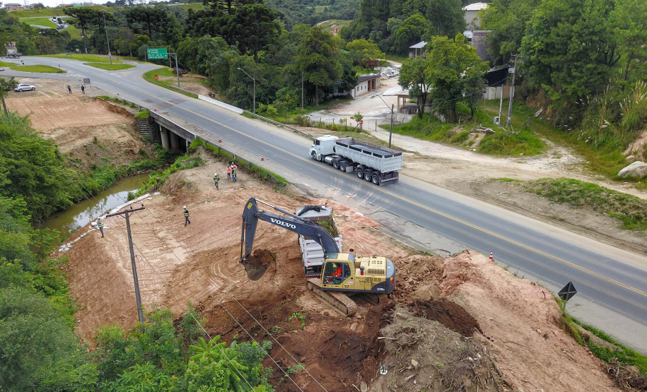 Depois de mais de 30 anos de espera pela população, as obras de duplicação da PR-092, a Rodovia dos Minérios, estão saindo do papel. O governador Carlos Massa Ratinho Junior vistoriou as obras nesta quinta-feira (05), no trecho entre Curitiba e Almirante Tamandaré.