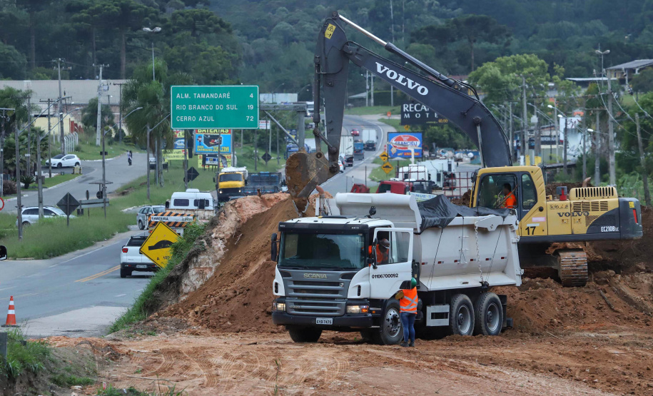 Depois de mais de 30 anos de espera pela população, as obras de duplicação da PR-092, a Rodovia dos Minérios, estão saindo do papel. O governador Carlos Massa Ratinho Junior vistoriou as obras nesta quinta-feira (05), no trecho entre Curitiba e Almirante Tamandaré.