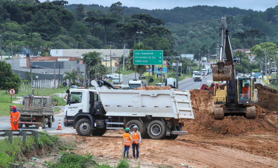Depois de mais de 30 anos de espera pela população, as obras de duplicação da PR-092, a Rodovia dos Minérios, estão saindo do papel. O governador Carlos Massa Ratinho Junior vistoriou as obras nesta quinta-feira (05), no trecho entre Curitiba e Almirante Tamandaré.