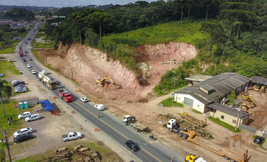 Depois de mais de 30 anos de espera pela população, as obras de duplicação da PR-092, a Rodovia dos Minérios, estão saindo do papel. O governador Carlos Massa Ratinho Junior vistoriou as obras nesta quinta-feira (05), no trecho entre Curitiba e Almirante Tamandaré.