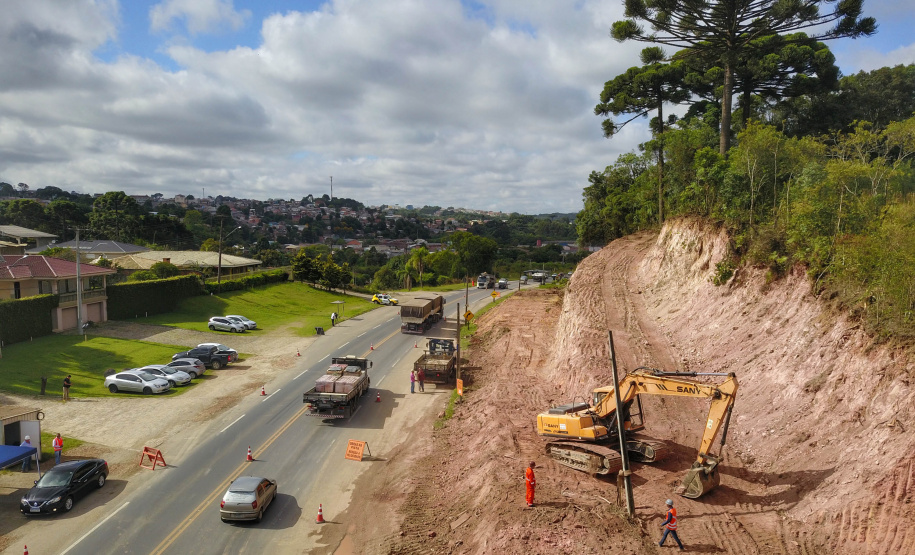 Depois de mais de 30 anos de espera pela população, as obras de duplicação da PR-092, a Rodovia dos Minérios, estão saindo do papel. O governador Carlos Massa Ratinho Junior vistoriou as obras nesta quinta-feira (05), no trecho entre Curitiba e Almirante Tamandaré.