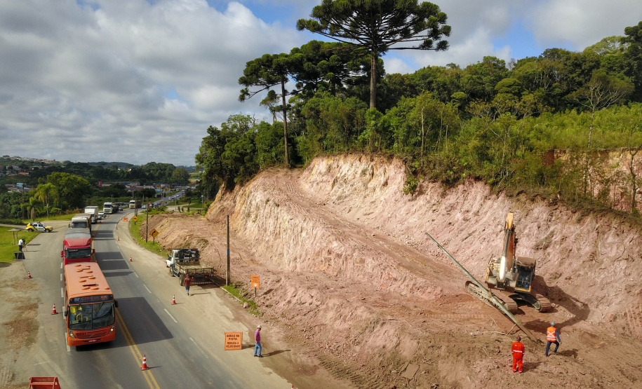 Depois de mais de 30 anos de espera pela população, as obras de duplicação da PR-092, a Rodovia dos Minérios, estão saindo do papel. O governador Carlos Massa Ratinho Junior vistoriou as obras nesta quinta-feira (05), no trecho entre Curitiba e Almirante Tamandaré.