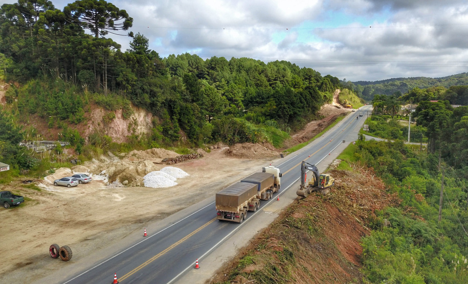 Depois de mais de 30 anos de espera pela população, as obras de duplicação da PR-092, a Rodovia dos Minérios, estão saindo do papel. O governador Carlos Massa Ratinho Junior vistoriou as obras nesta quinta-feira (05), no trecho entre Curitiba e Almirante Tamandaré.
