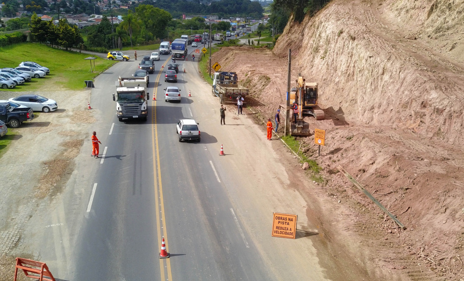 Depois de mais de 30 anos de espera pela população, as obras de duplicação da PR-092, a Rodovia dos Minérios, estão saindo do papel. O governador Carlos Massa Ratinho Junior vistoriou as obras nesta quinta-feira (05), no trecho entre Curitiba e Almirante Tamandaré.