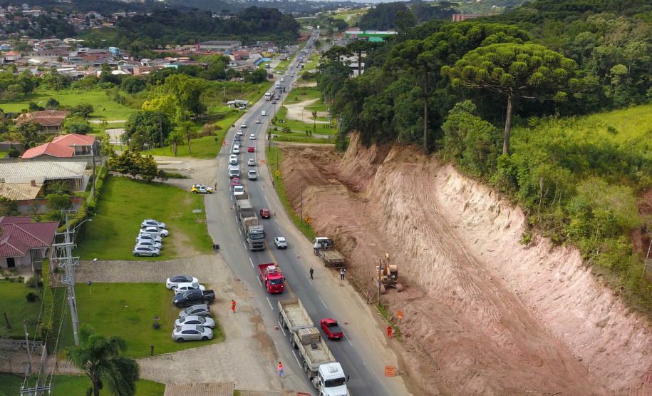 Depois de mais de 30 anos de espera pela população, as obras de duplicação da PR-092, a Rodovia dos Minérios, estão saindo do papel. O governador Carlos Massa Ratinho Junior vistoriou as obras nesta quinta-feira (05), no trecho entre Curitiba e Almirante Tamandaré.