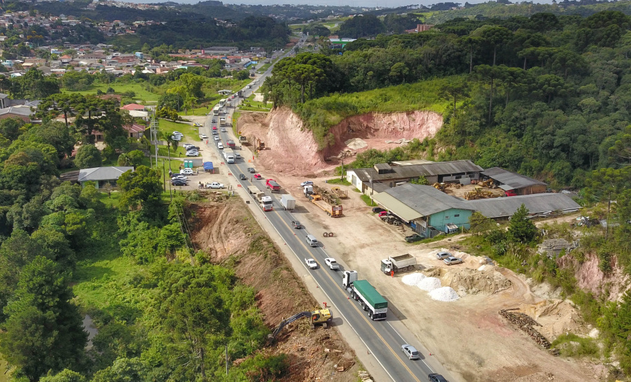Depois de mais de 30 anos de espera pela população, as obras de duplicação da PR-092, a Rodovia dos Minérios, estão saindo do papel. O governador Carlos Massa Ratinho Junior vistoriou as obras nesta quinta-feira (05), no trecho entre Curitiba e Almirante Tamandaré.