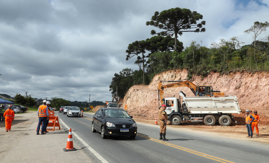 Depois de mais de 30 anos de espera pela população, as obras de duplicação da PR-092, a Rodovia dos Minérios, estão saindo do papel. O governador Carlos Massa Ratinho Junior vistoriou as obras nesta quinta-feira (05), no trecho entre Curitiba e Almirante Tamandaré.