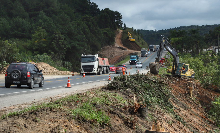 Depois de mais de 30 anos de espera pela população, as obras de duplicação da PR-092, a Rodovia dos Minérios, estão saindo do papel. O governador Carlos Massa Ratinho Junior vistoriou as obras nesta quinta-feira (05), no trecho entre Curitiba e Almirante Tamandaré.