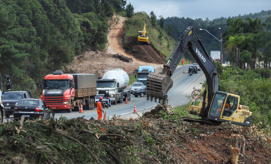 Depois de mais de 30 anos de espera pela população, as obras de duplicação da PR-092, a Rodovia dos Minérios, estão saindo do papel. O governador Carlos Massa Ratinho Junior vistoriou as obras nesta quinta-feira (05), no trecho entre Curitiba e Almirante Tamandaré.