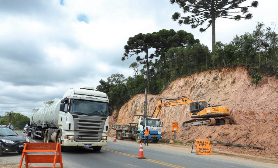 Depois de mais de 30 anos de espera pela população, as obras de duplicação da PR-092, a Rodovia dos Minérios, estão saindo do papel. O governador Carlos Massa Ratinho Junior vistoriou as obras nesta quinta-feira (05), no trecho entre Curitiba e Almirante Tamandaré.