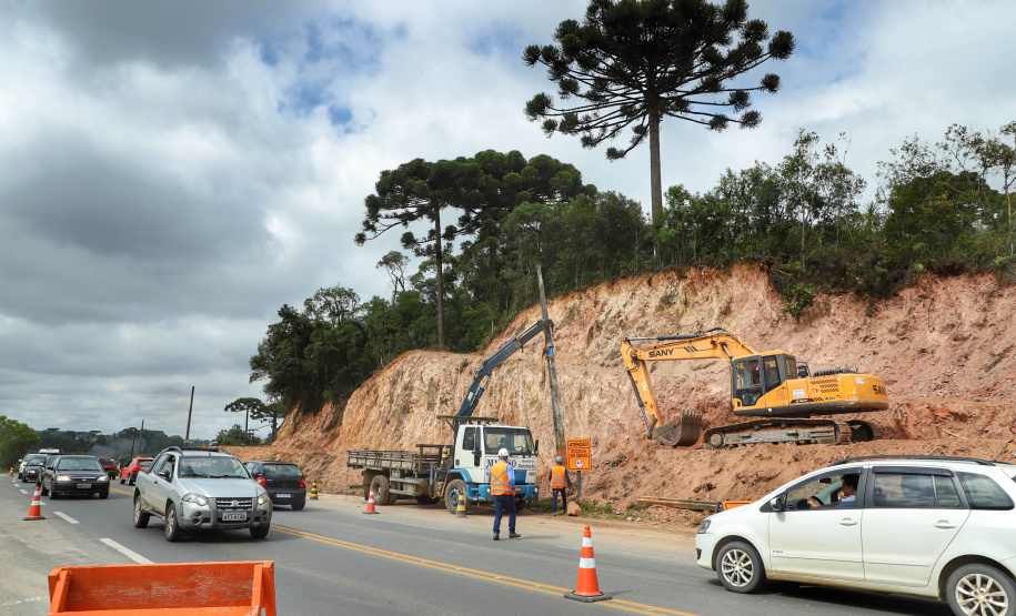 Depois de mais de 30 anos de espera pela população, as obras de duplicação da PR-092, a Rodovia dos Minérios, estão saindo do papel. O governador Carlos Massa Ratinho Junior vistoriou as obras nesta quinta-feira (05), no trecho entre Curitiba e Almirante Tamandaré.