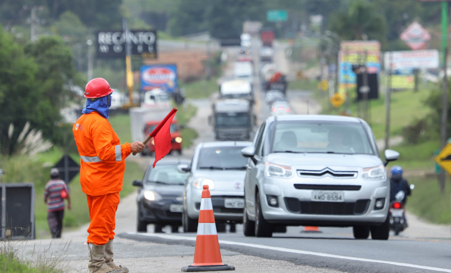 Depois de mais de 30 anos de espera pela população, as obras de duplicação da PR-092, a Rodovia dos Minérios, estão saindo do papel. O governador Carlos Massa Ratinho Junior vistoriou as obras nesta quinta-feira (05), no trecho entre Curitiba e Almirante Tamandaré.