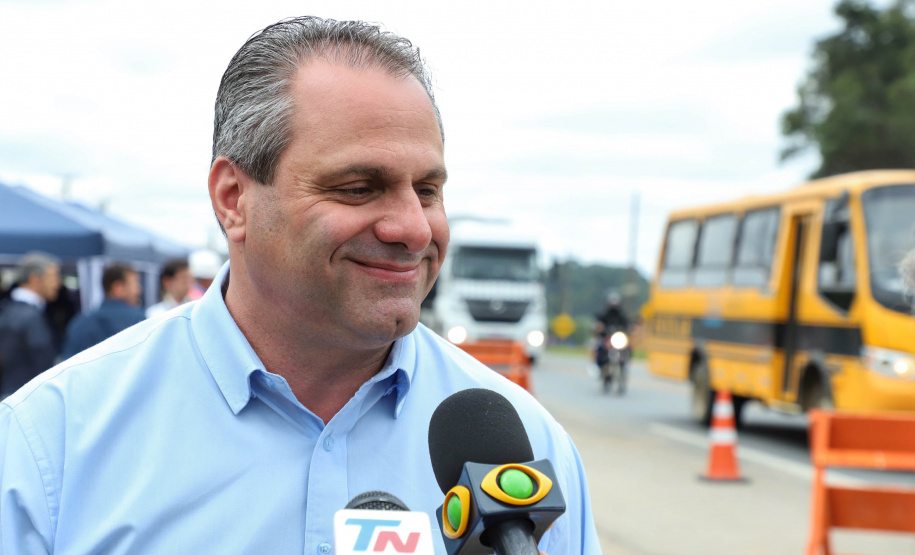 Depois de mais de 30 anos de espera pela população, as obras de duplicação da PR-092, a Rodovia dos Minérios, estão saindo do papel. O governador Carlos Massa Ratinho Junior vistoriou as obras nesta quinta-feira (05), no trecho entre Curitiba e Almirante Tamandaré.