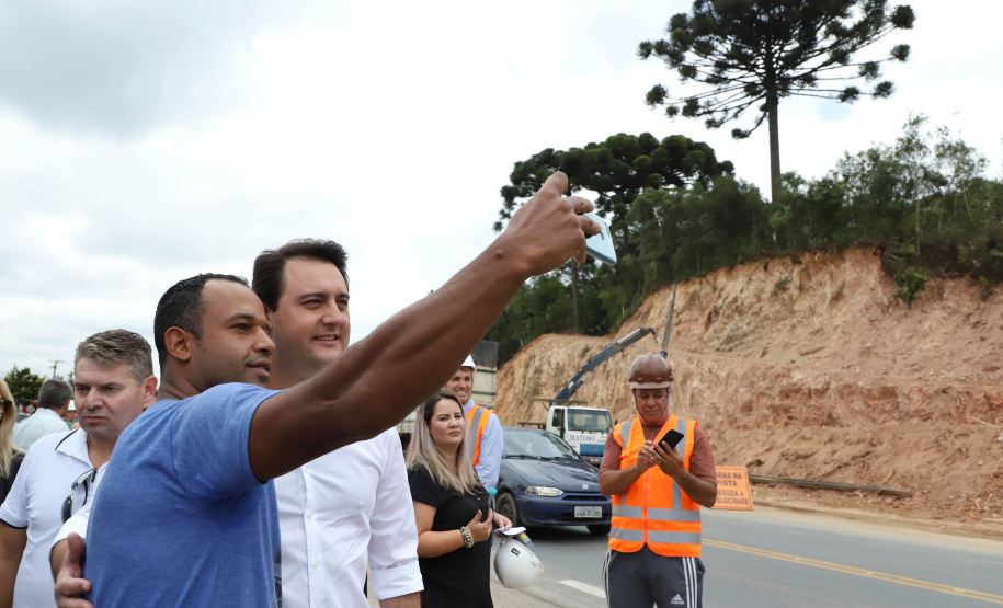 Depois de mais de 30 anos de espera pela população, as obras de duplicação da PR-092, a Rodovia dos Minérios, estão saindo do papel. O governador Carlos Massa Ratinho Junior vistoriou as obras nesta quinta-feira (05), no trecho entre Curitiba e Almirante Tamandaré.