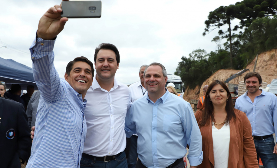 Depois de mais de 30 anos de espera pela população, as obras de duplicação da PR-092, a Rodovia dos Minérios, estão saindo do papel. O governador Carlos Massa Ratinho Junior vistoriou as obras nesta quinta-feira (05), no trecho entre Curitiba e Almirante Tamandaré.