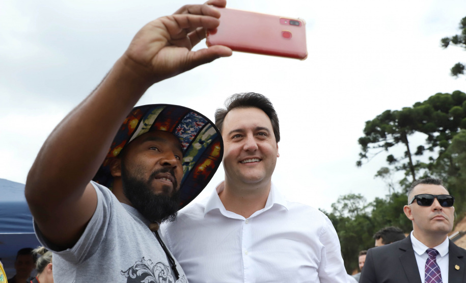 Depois de mais de 30 anos de espera pela população, as obras de duplicação da PR-092, a Rodovia dos Minérios, estão saindo do papel. O governador Carlos Massa Ratinho Junior vistoriou as obras nesta quinta-feira (05), no trecho entre Curitiba e Almirante Tamandaré.