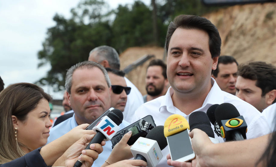 Depois de mais de 30 anos de espera pela população, as obras de duplicação da PR-092, a Rodovia dos Minérios, estão saindo do papel. O governador Carlos Massa Ratinho Junior vistoriou as obras nesta quinta-feira (05), no trecho entre Curitiba e Almirante Tamandaré.