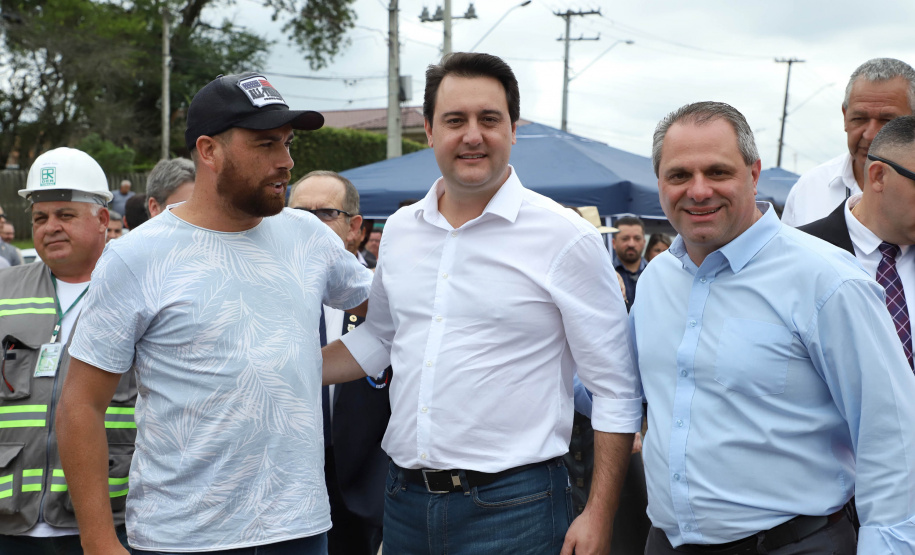 Depois de mais de 30 anos de espera pela população, as obras de duplicação da PR-092, a Rodovia dos Minérios, estão saindo do papel. O governador Carlos Massa Ratinho Junior vistoriou as obras nesta quinta-feira (05), no trecho entre Curitiba e Almirante Tamandaré.