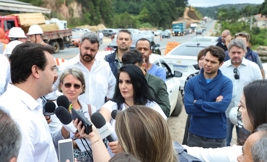 Depois de mais de 30 anos de espera pela população, as obras de duplicação da PR-092, a Rodovia dos Minérios, estão saindo do papel. O governador Carlos Massa Ratinho Junior vistoriou as obras nesta quinta-feira (05), no trecho entre Curitiba e Almirante Tamandaré.