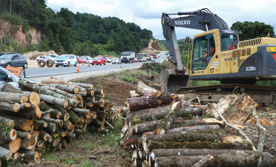 Depois de mais de 30 anos de espera pela população, as obras de duplicação da PR-092, a Rodovia dos Minérios, estão saindo do papel. O governador Carlos Massa Ratinho Junior vistoriou as obras nesta quinta-feira (05), no trecho entre Curitiba e Almirante Tamandaré.