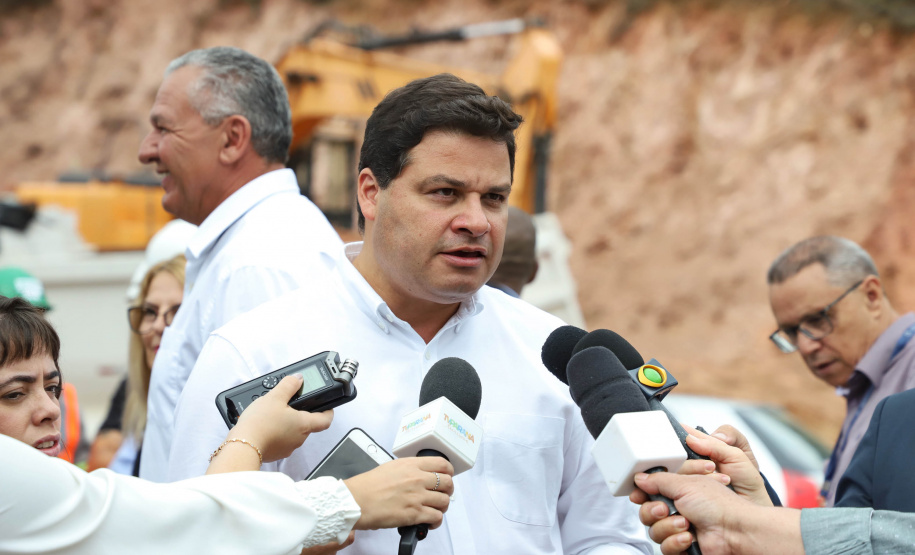 Depois de mais de 30 anos de espera pela população, as obras de duplicação da PR-092, a Rodovia dos Minérios, estão saindo do papel. O governador Carlos Massa Ratinho Junior vistoriou as obras nesta quinta-feira (05), no trecho entre Curitiba e Almirante Tamandaré.