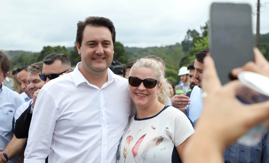 Depois de mais de 30 anos de espera pela população, as obras de duplicação da PR-092, a Rodovia dos Minérios, estão saindo do papel. O governador Carlos Massa Ratinho Junior vistoriou as obras nesta quinta-feira (05), no trecho entre Curitiba e Almirante Tamandaré.