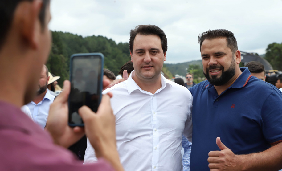 Depois de mais de 30 anos de espera pela população, as obras de duplicação da PR-092, a Rodovia dos Minérios, estão saindo do papel. O governador Carlos Massa Ratinho Junior vistoriou as obras nesta quinta-feira (05), no trecho entre Curitiba e Almirante Tamandaré.