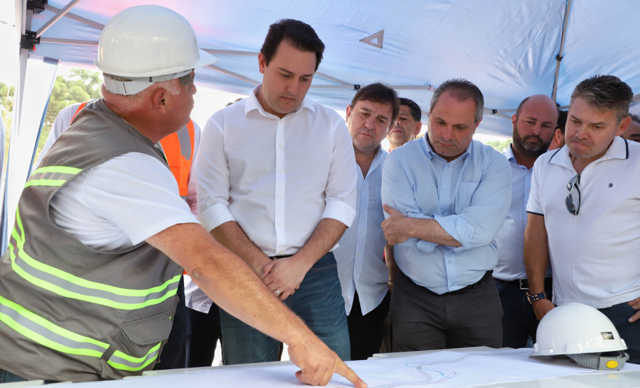 Depois de mais de 30 anos de espera pela população, as obras de duplicação da PR-092, a Rodovia dos Minérios, estão saindo do papel. O governador Carlos Massa Ratinho Junior vistoriou as obras nesta quinta-feira (05), no trecho entre Curitiba e Almirante Tamandaré.